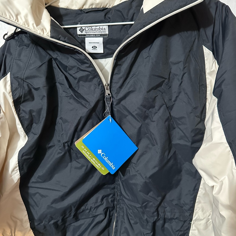 Columbia Women's Black and White Outerwear